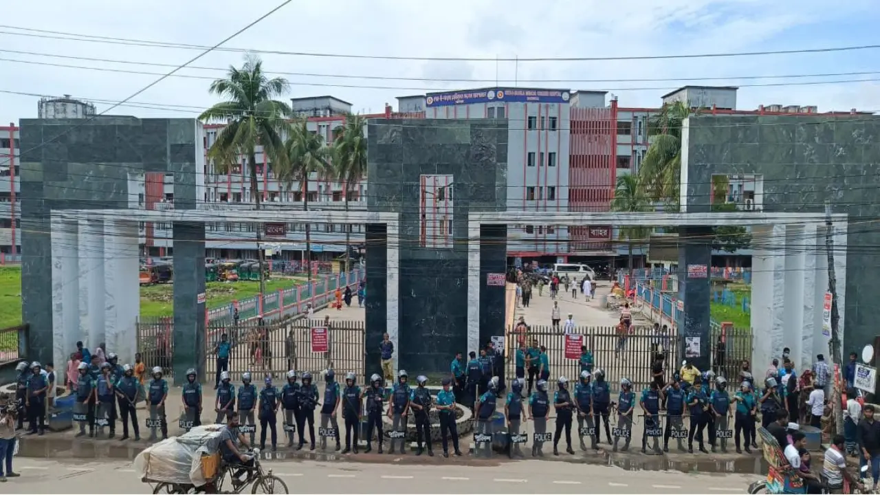 আন্দোলনকারীদের হামলায় শেবাচিমে চিকিৎসকসহ আহত ৩, কর্মবিরতিতে চিকিৎসকরা