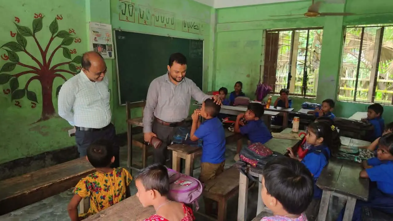 আটখালি সরকারি প্রাথমিক বিদ্যালয় পরিদর্শনে গলাচিপা ইউএনও