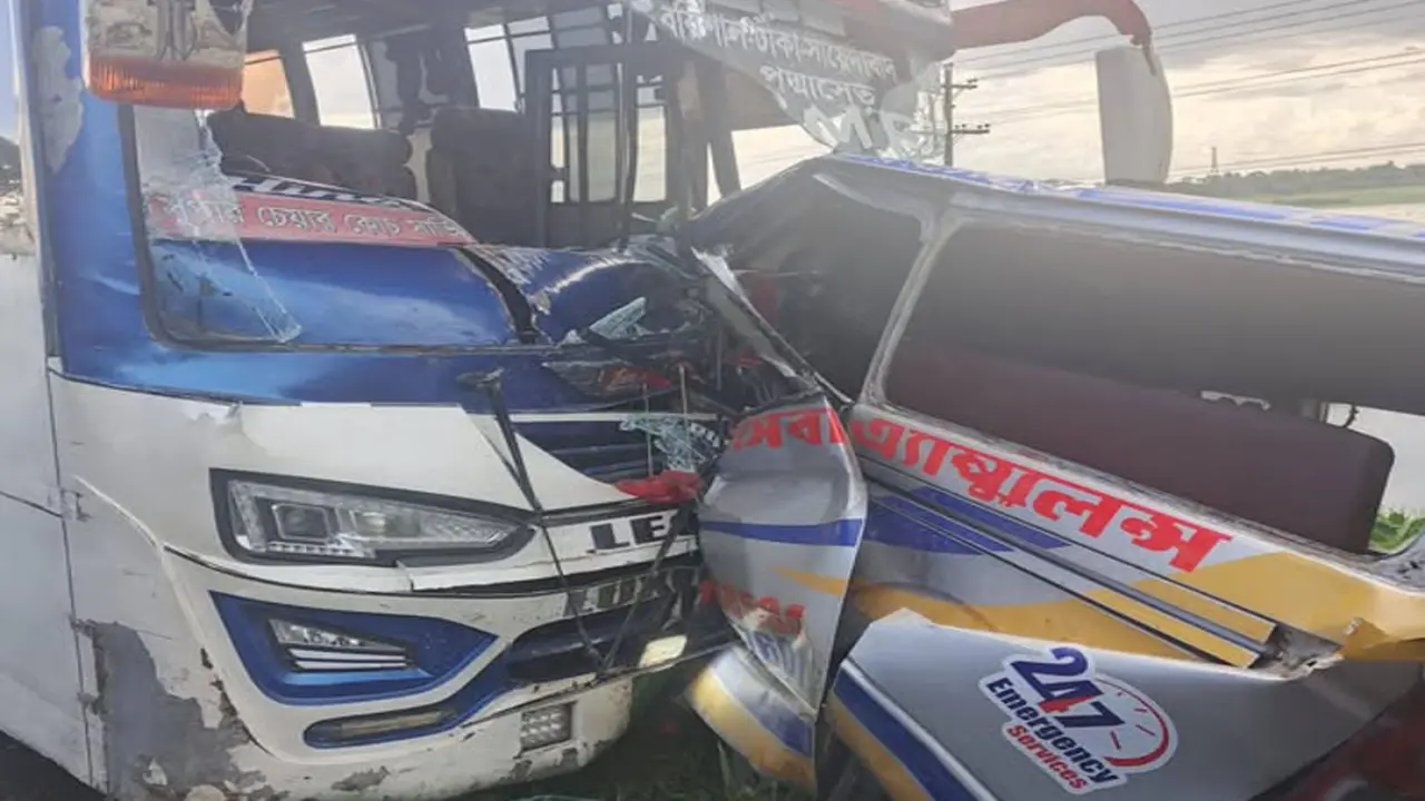 আত্মীয় মরদেহ বাড়ী নেয়ার পথে বাস-অ্যাম্বুলেন্সের সংঘর্ষে লাশ হলেন ইসমাইল