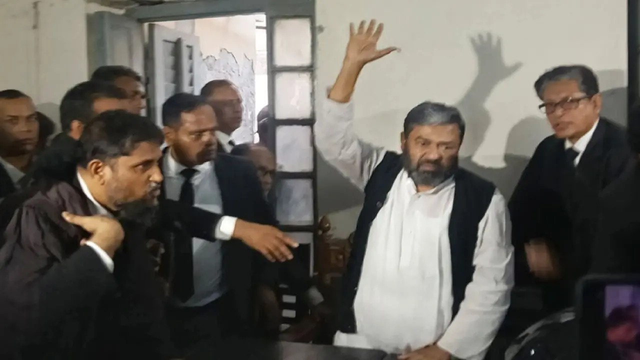 আত্মসমর্পণ করে জামিন পেলেন   আ. লীগ নেতা ইউনুস।
