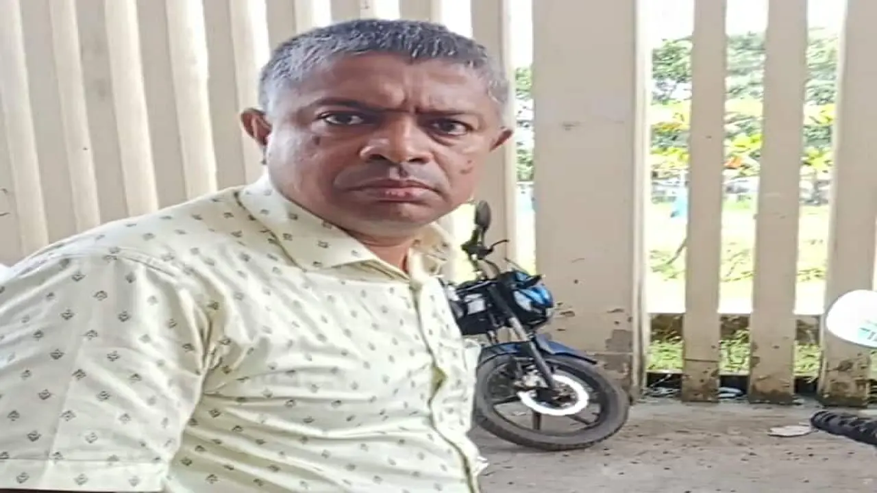 আওয়ামী দাপটে একই কর্মস্থলে ১২ বছরঃ সুপারভাইজার গৌতম এখনও সর্বেসর্বা