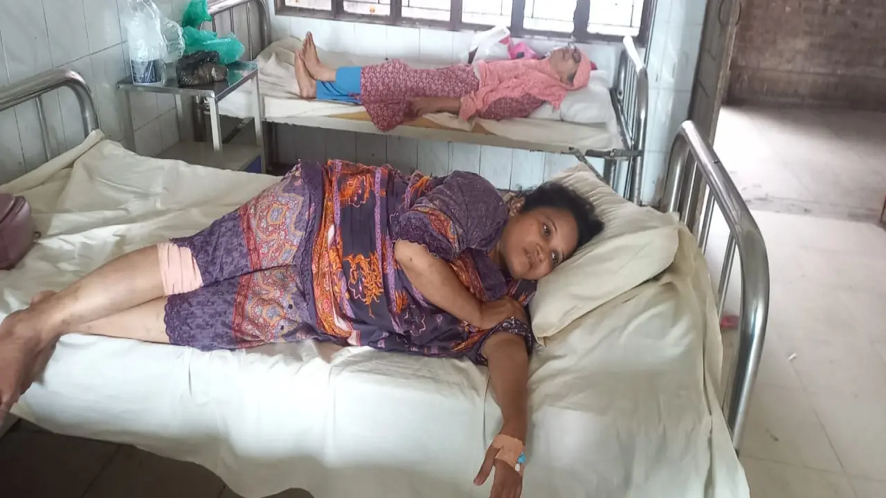 বাবার সম্পত্তি থেকে বঞ্চিতের অভিযোগ: ভোলায় নারী আইনজীবীর ওপর হামলা, হাসপাতালে ভর্তি