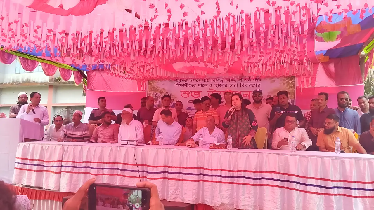 বাবুগঞ্জে ৫ হাজার গাছের চারা   বিতরণ করেছেন এমপি জয়নুল