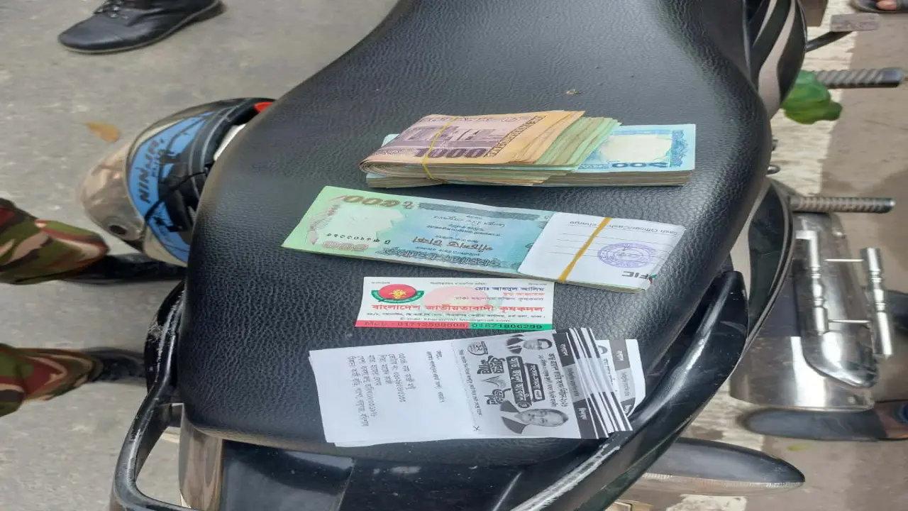 বাবুগঞ্জে নগদ এক লক্ষ দুই হাজার টাকা ও নির্বাচনী স্লিপসহ সেনাবাহিনীর হাতে দুই বিএনপি কর্মী  আটক!