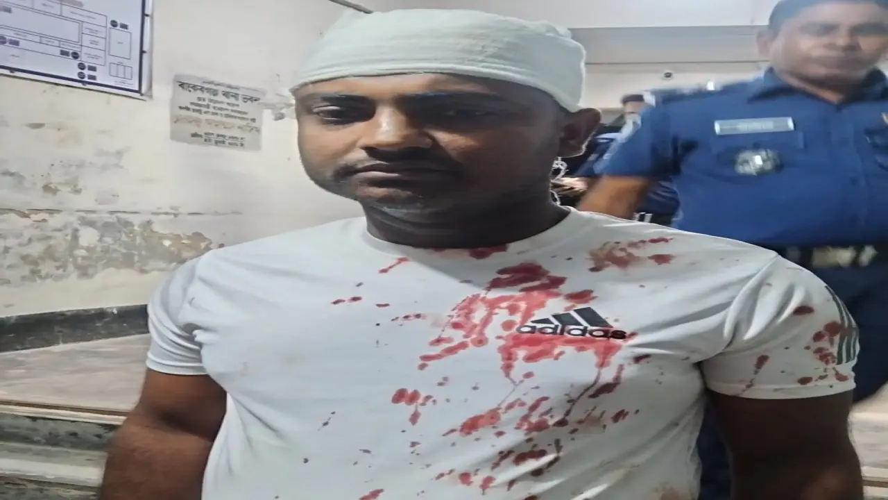 বাকেরগঞ্জে ফেইসবুকে অপপ্রচারের প্রতিবাদ করায় স্বেচ্ছাসেবক দল নেতাকে কুপিয়ে আহত করা হয়েছে