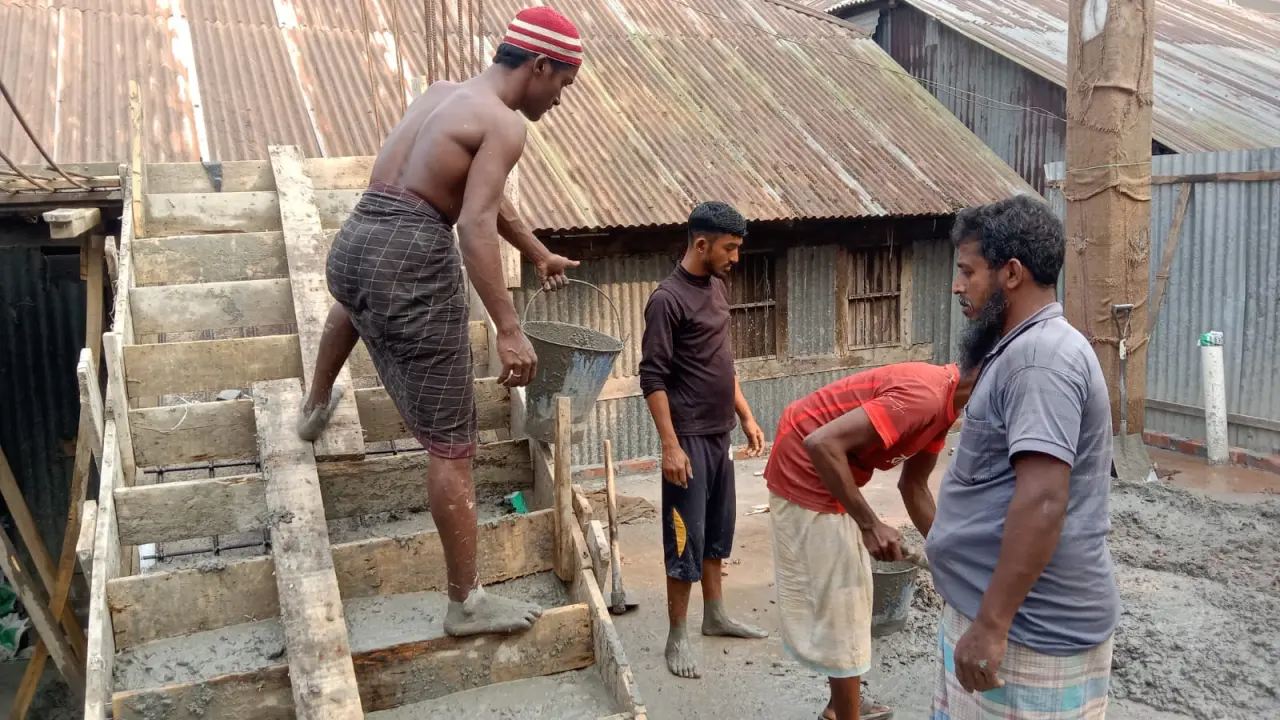 বাকেরগঞ্জে জোরপূর্বক পাকা ঘর নির্মাণের অভিযোগ