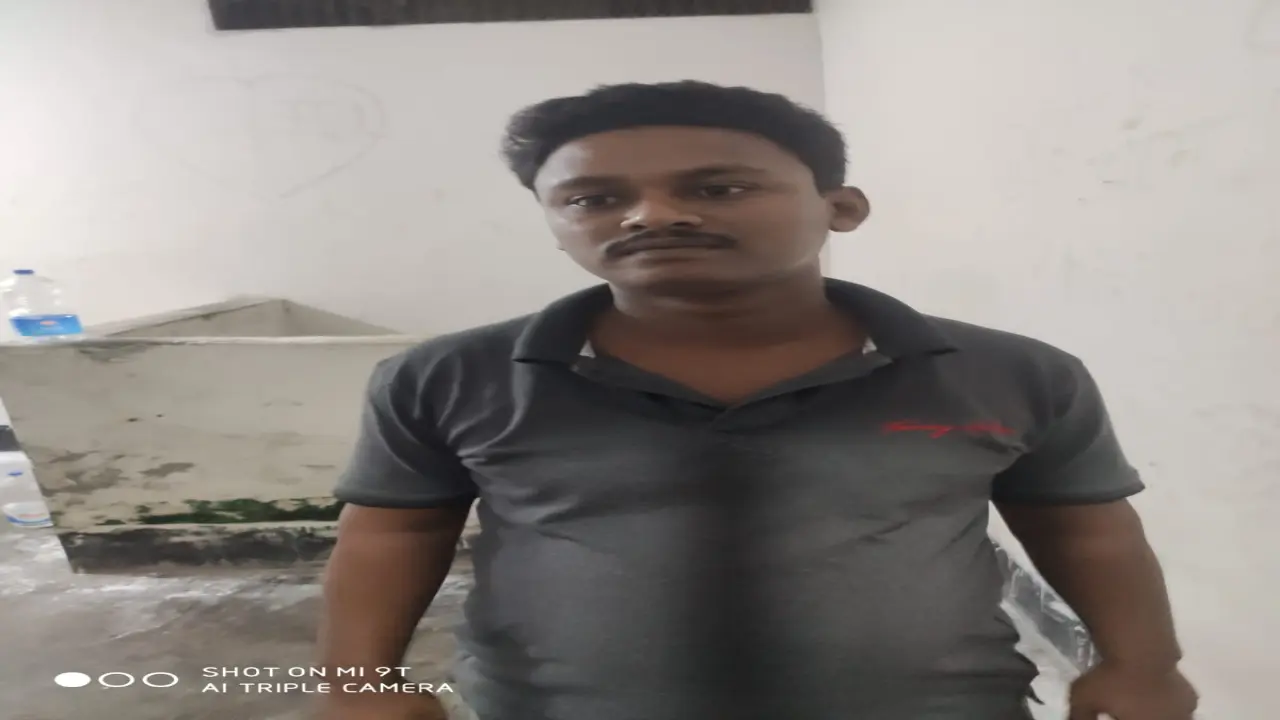 বাকেরগঞ্জে নিষিদ্ধ ঘোষিত ছাত্রলীগ নেতা গ্রেপ্তার