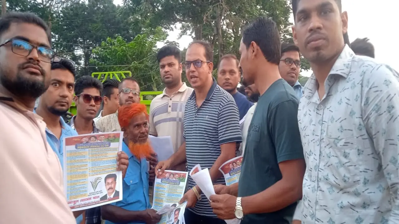 বাকেরগঞ্জে রাষ্ট্র কাঠামোর ৩১ দফা বাস্তবায়নের লক্ষ্যে  পৌর যুবদলের লিফলেট বিতরণ