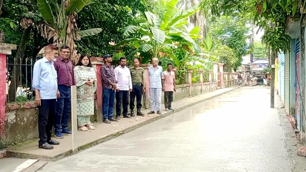 বামনায় থানার প্রধান সড়কের ঢালাই কাজ পরিদর্শন করেন উপজেলা প্রশাসনের ও আইন শৃঙ্খলা বাহিনীর ঊর্ধ্বতন কর্মকর্তা