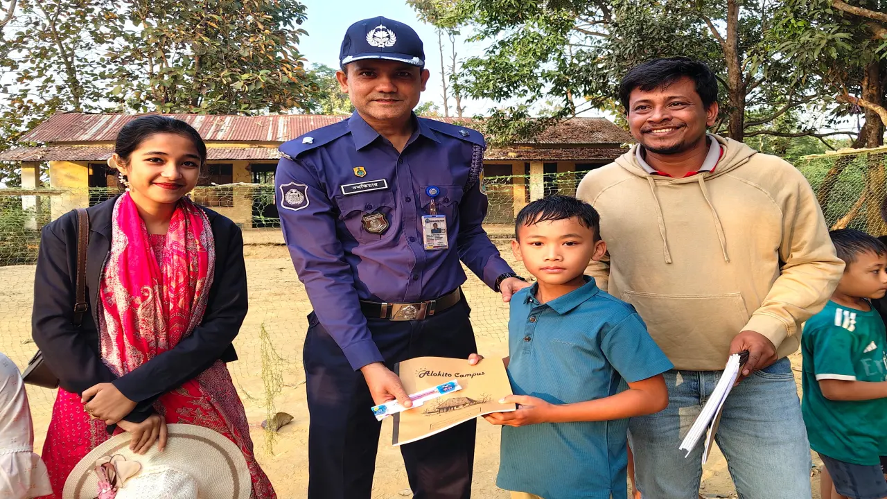 বান্দরবানে টিফিনের টাকা বাঁচিয়ে শিশুদের শিক্ষা উপকরণ বিতরণ।