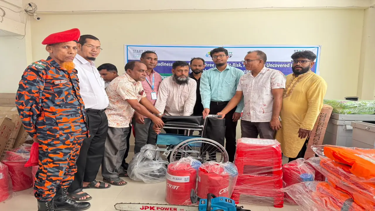 বাউফলে দুর্যোগ প্রস্তুতি ও ঝুঁকি হ্রাসে উপকরণ বিতরণ