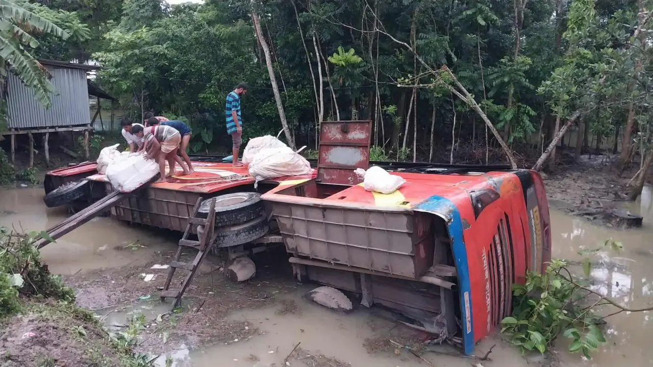 বাউফলে যাত্রীবাহী বাস নিয়ন্ত্রন হারিয়ে পুকুরে, আহত-১০
