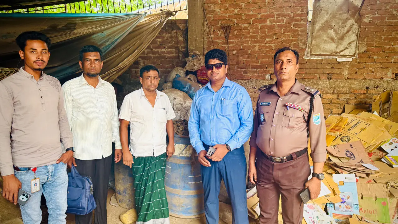 বেশি দামে গ্যাস বিক্রি ও ডিজেল মজুদ, টুঙ্গিপাড়ায় দুই ব্যবসায়ীকে ৩০ জরিমানা