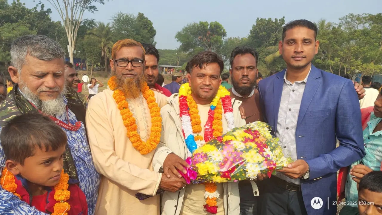 বিএনপি'র নির্বাচনী প্রচারণায় অংশ নিতে ১০ বছর পর হেলিকপ্টারযোগে গ্রামে ফিরলেন সৌদি প্রবাসী