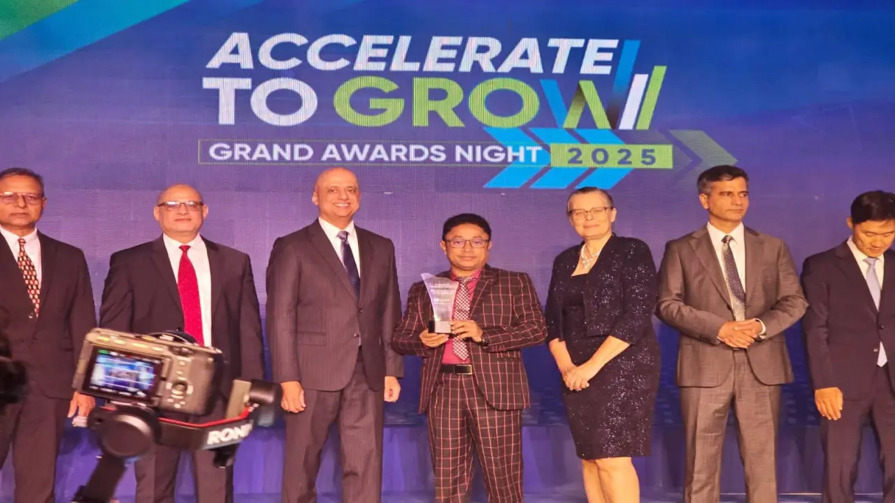 বিজনেস অফ দ্য ইয়ার গ্র্যান্ড অ্যাওয়ার্ডস পেলেন বরিশালের সন্তান সাজ্জাদ নয়ন