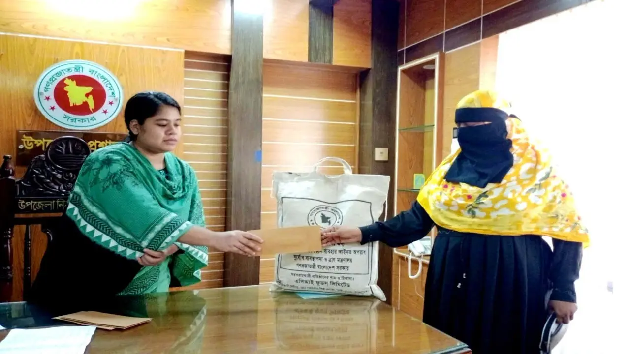 বজ্রপাতে আহত শিক্ষার্থীদের, উপজেলা নির্বাহী কর্মকর্তার আর্থিক সহায়তা প্রদান