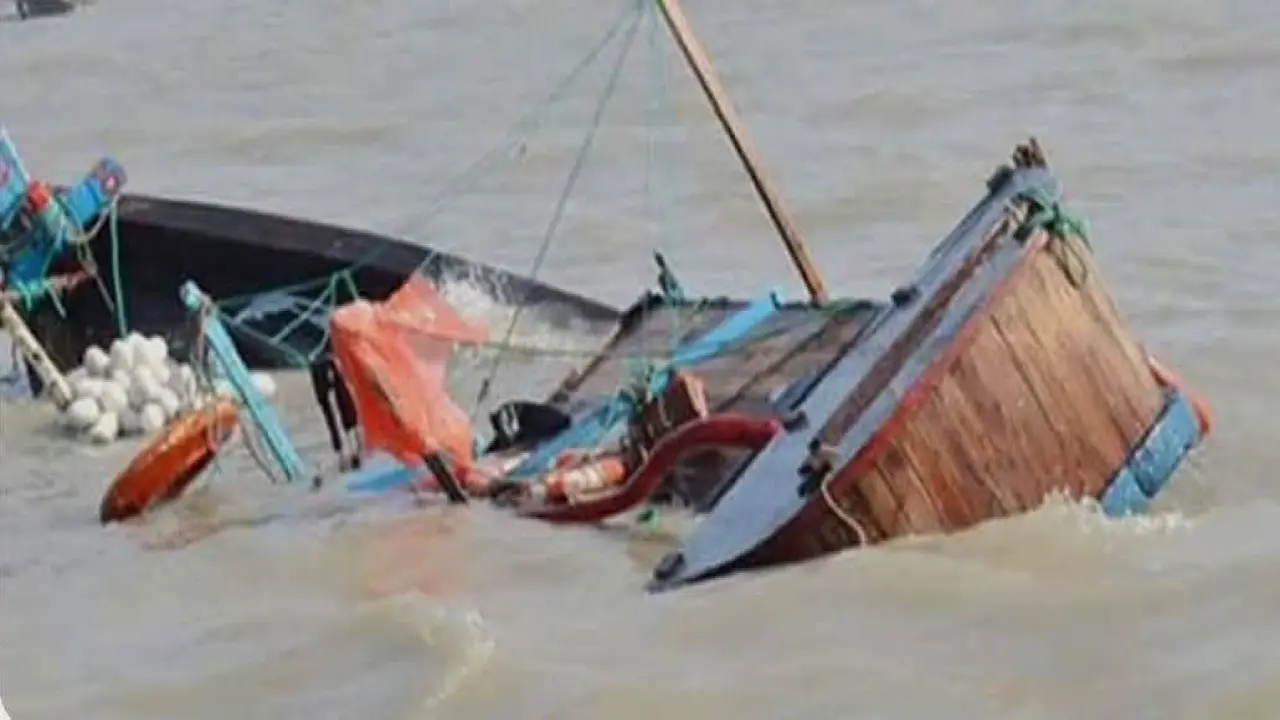 বঙ্গোপসাগর থেকে ইলিশ ধরে ফেরার পথে ট্রলার ডুবি চরফ্যাশনে মিস্তি নিরব নিঁখোজ ॥ ১৫ জেলেকে উদ্ধার