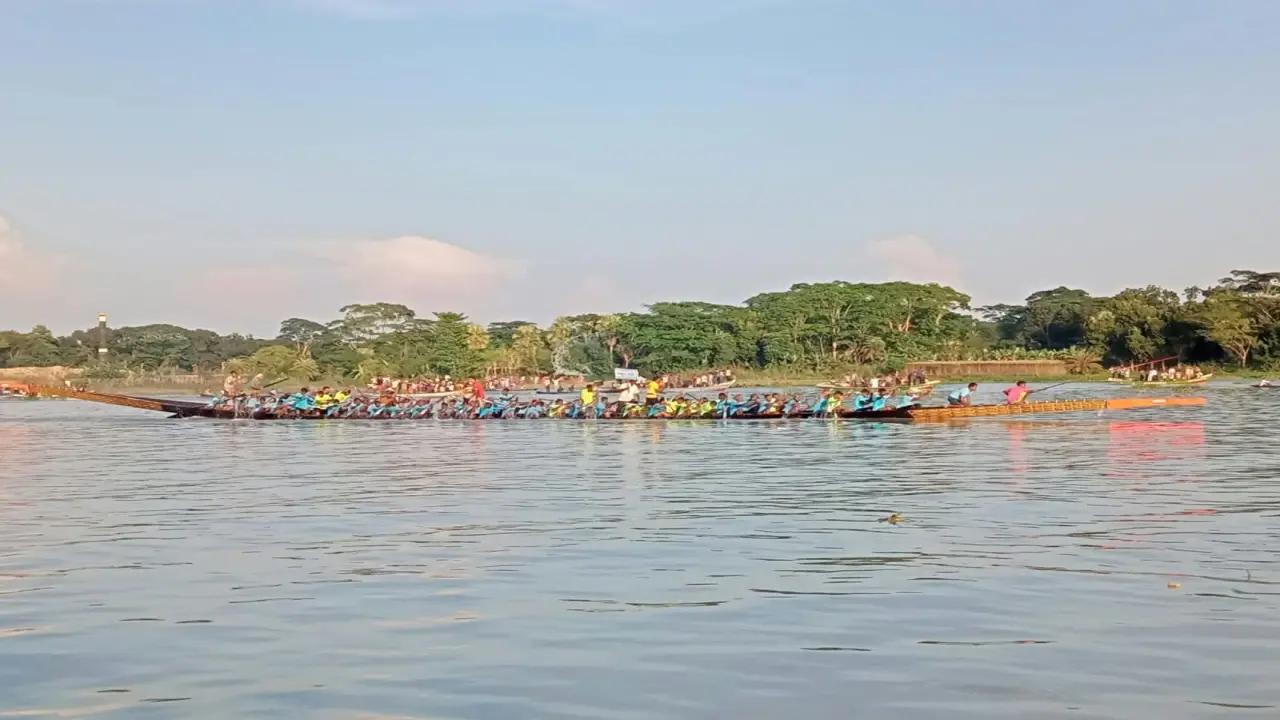 বৈঠার তালে ছুটছে নৌকা, তীরে হাজারো দর্শকের উল্লাস!