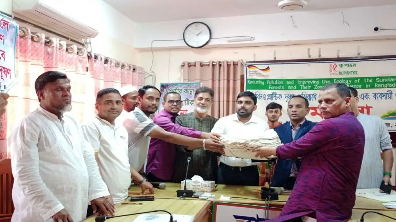 বরগুনার বামনায় ব্যবসায়ীদের মাঝে পরিবেশবান্ধব পাটের ব্যাগ বিতরণ