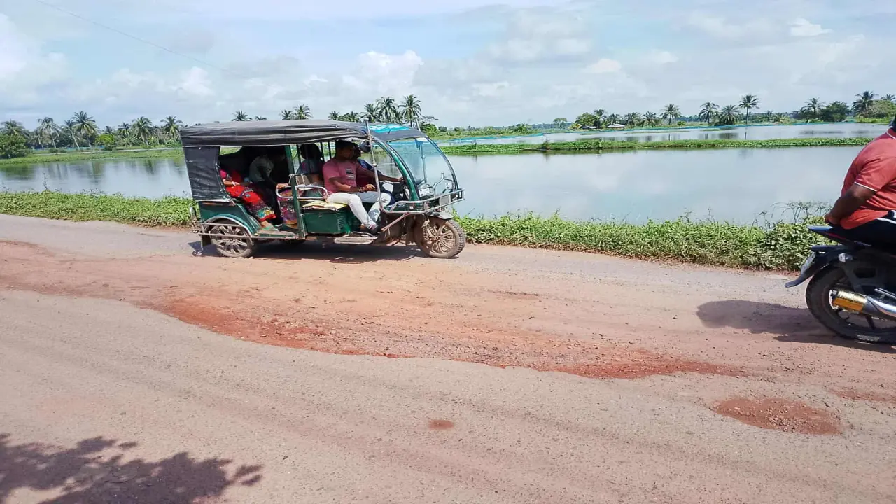 বরগুনার খানাখন্দে ভরা তালতলী-আমতলী আঞ্চলিক সড়ক