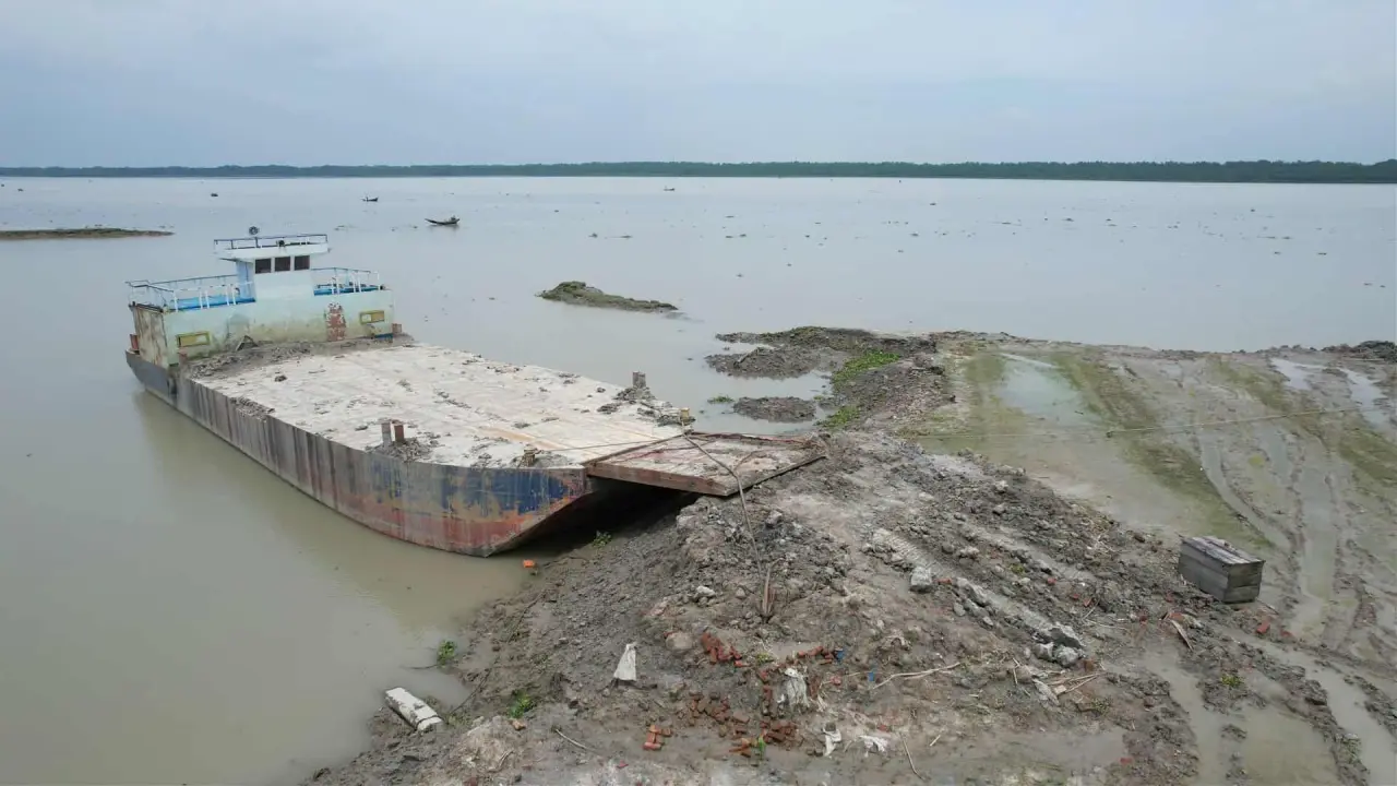 বরগুনার পাথরঘাটায় নদীর চর কেটে মাটি নিচ্ছে ইটভাটায়, হুমকিতে বাঁধ