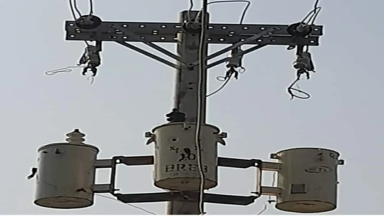 বরগুনার তালতলীতে সাব-রেজিস্ট্রার কার্যালয়ের সামনের বৈদ্যুতিক খুঁটি থেকে তিনটি ট্রান্সমিটার চুরি