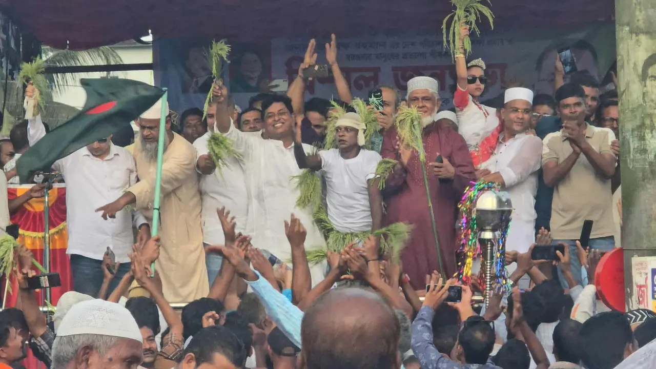 বরগুনায় ৩১ দফা প্রচারের বিশাল জনসভায় একই মঞ্চে বিএনপির ৩ মনোনয়ন প্রত্যাশী