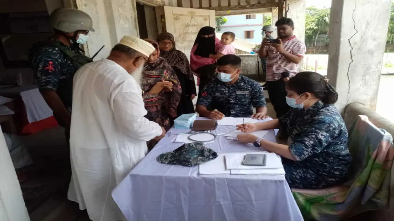 বরগুনায় বাংলাদেশ নৌবাহিনীর বিনামূল্যে চিকিৎসা সেবা প্রদান