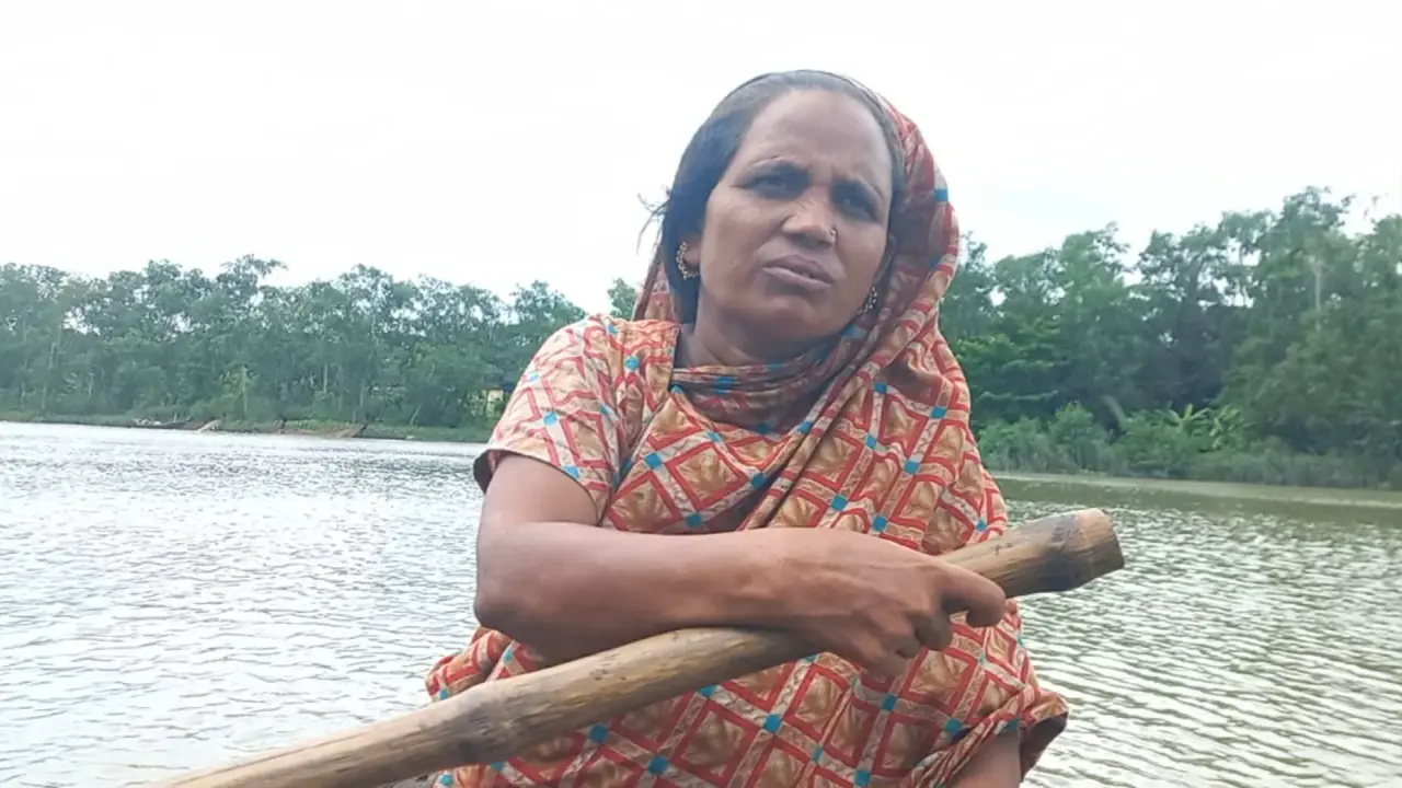 বরগুনায় বৈঠার টানেই চলে সংসার" খাকদোনে জীবনযুদ্ধে নারী মাঝি লিলি