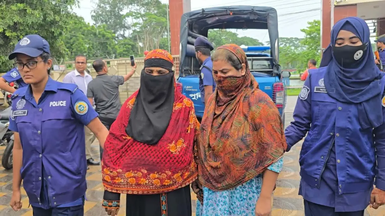 বরগুনায় চোরাই মালামালের অভিযোগে দুই বোন গ্রেপ্তার' উদ্ধার ৯ লাখ ৩০ হাজার টাকা ও স্বর্ণালংকার