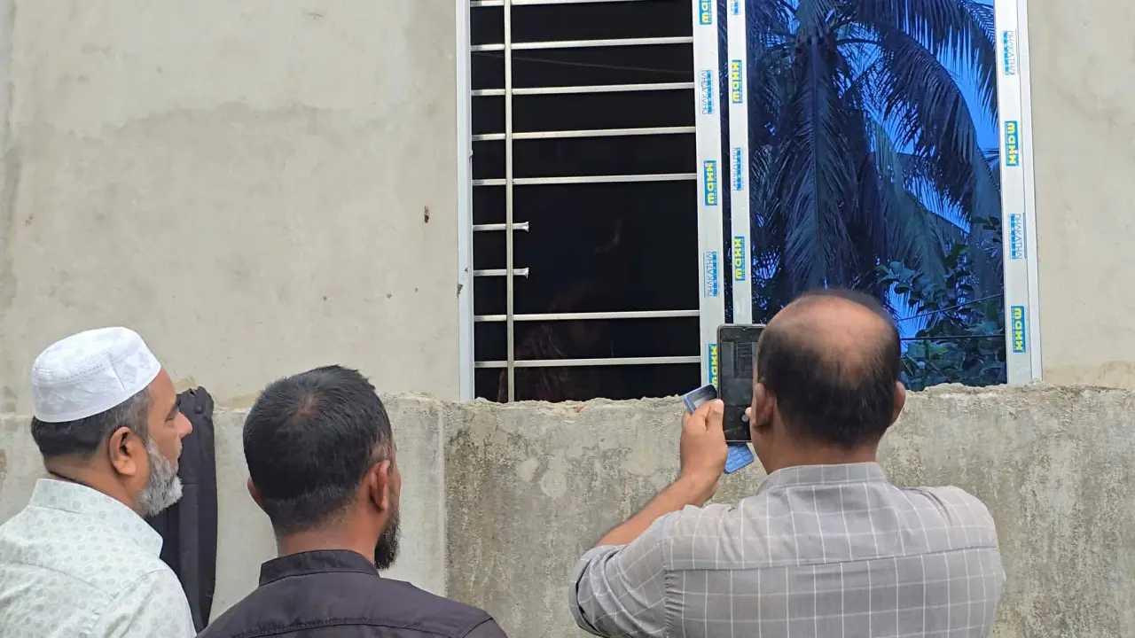 বরগুনায় ডিবি পুলিশ সদস্যের বাড়িতে ডাকাতি, জিম্মি করে স্ত্রীর স্বর্ণালংকার লুট