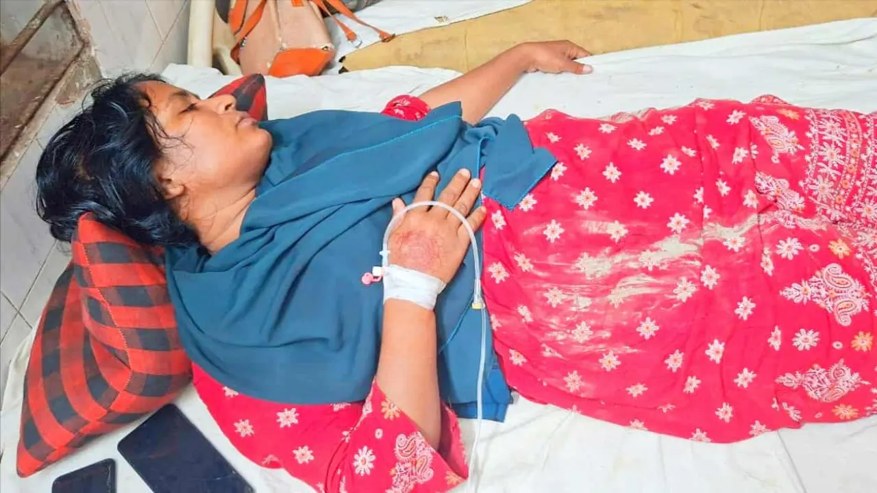 বরগুনায় গৃহবধূকে মারধর' ঘর ভাঙচুর ও স্বর্ণালঙ্কার লুটের অভিযোগ