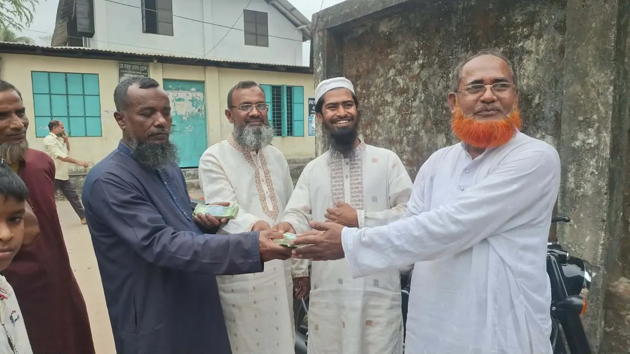 বরগুনায় কুড়িয়ে পাওয়া প্রায় দেড় লাখ টাকা মাইকিং করে মালিককে ফেরত দিলেন সৎ ব্যবসায়ী