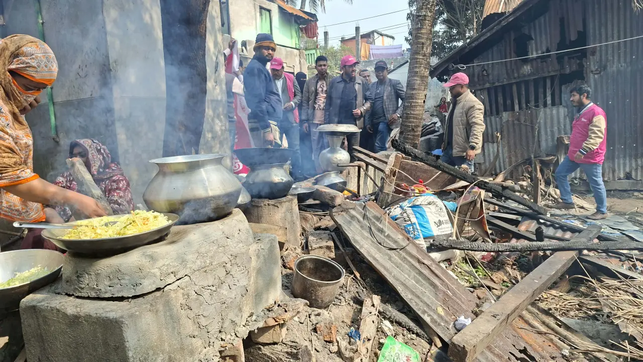 বরগুনায় অগ্নিকাণ্ডে ক্ষতিগ্রস্ত পরিবারের পাশে ব্র্যাক