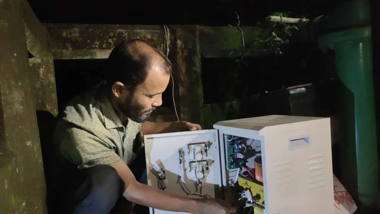 বরগুনায় পানির স্রোতকে কাজে লাগিয়ে নিজের উদ্ভাবিত বিশেষ যন্ত্র দিয়ে বিনা খরচেই উৎপাদন করছে বিদ্যুৎ