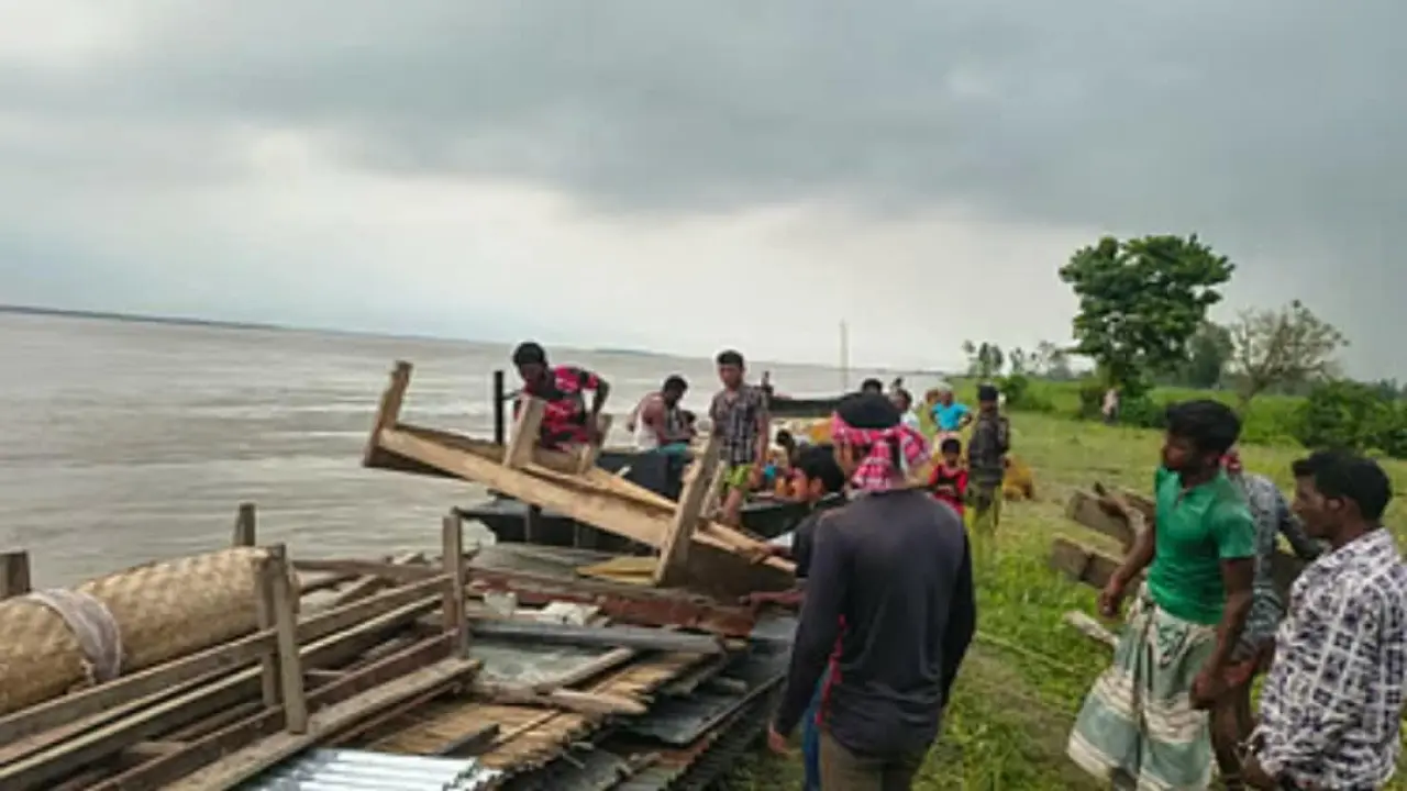 ব্রহ্মপুত্র কেড়ে নিচ্ছে শেষ আশ্রয়টুকুও