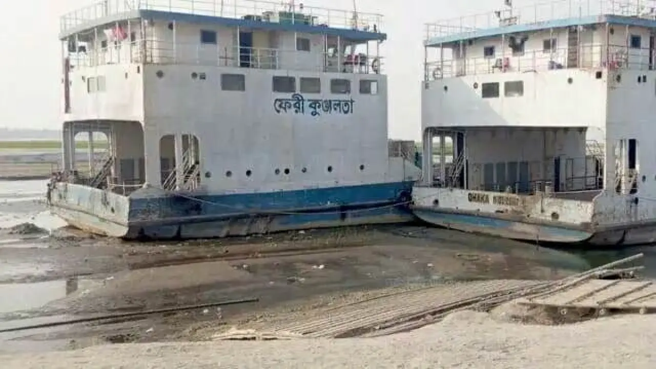 ব্রহ্মপুত্রে  নাব্যতা সংকট: ফেরি চলাচলে চিলমারী-রৌমারী রুটে  ভোগান্তি