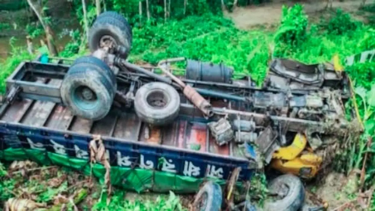 ব্রিজের রেলিং ভেংগে উল্টে পড়লো  ট্রাক
