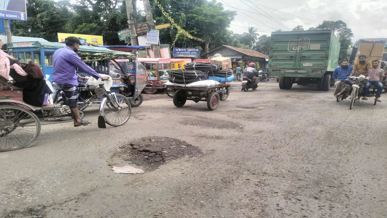 বরিশাল-ঢাকা মহাসড়ক  খানাখন্দ আর টিউমারে  ভরা