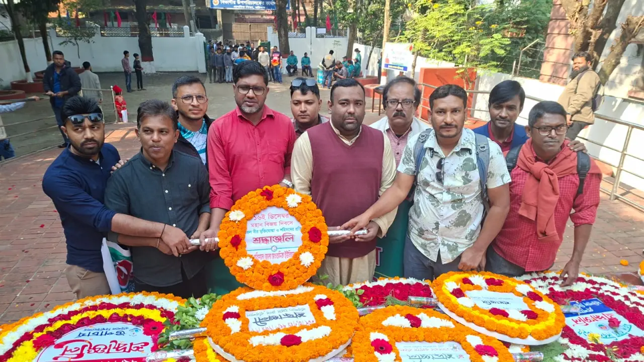 বরিশাল জেলা সাংবাদিক ইউনিয়নের শ্রদ্ধা নিবেদন