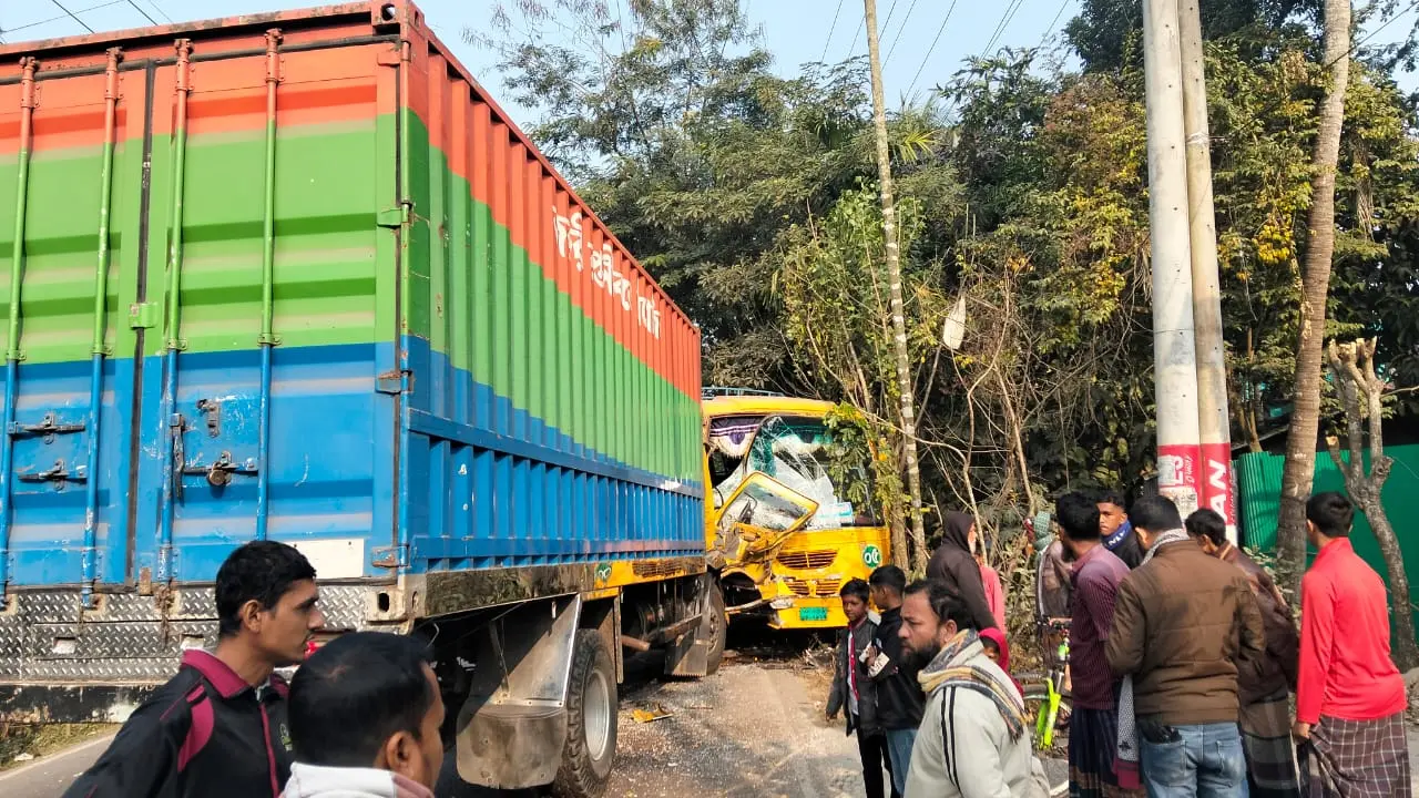 বরিশাল-পটুয়াখালী মহাসড়কে ক্যান্টনমেন্ট স্কুলের গাড়ির সঙ্গে কাবার্ড ভ্যানের সংঘর্ষ, আহত দুই ড্রাইভার