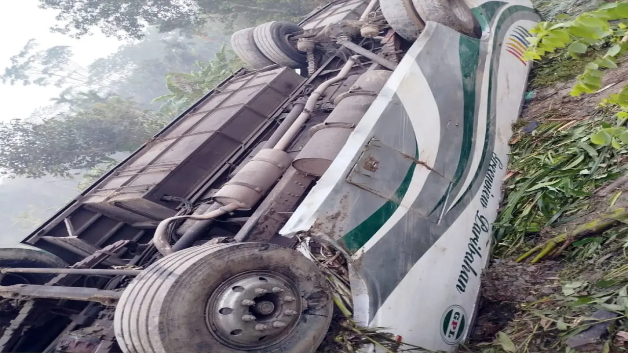বরিশালে বাস উল্টে খাদে,   নারী নিহত