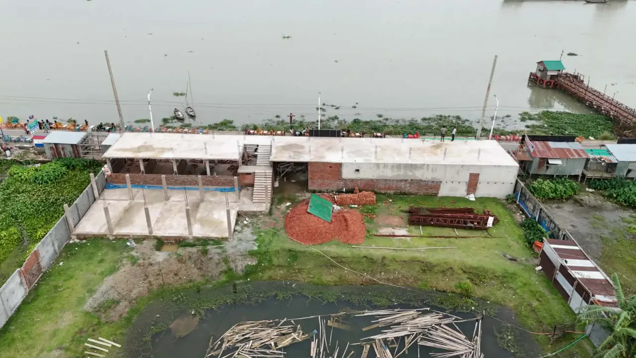 বরিশালে কীর্তনখোলা নদীর বাঁধ ঘেঁষে ভবন নির্মাণে বৈধতা নিয়ে প্রশ্ন