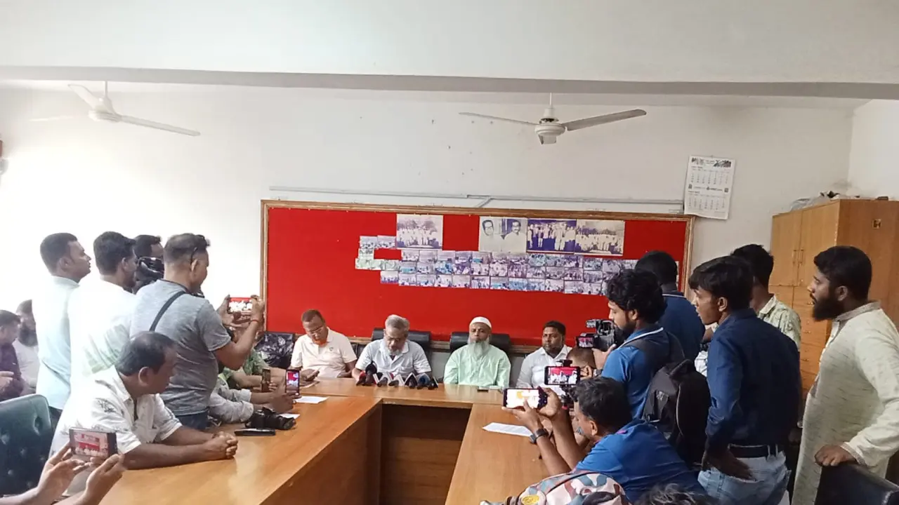 বরিশালে নথুল্লাবাদে জেলা বাস মালিক গ্রুপের বিরুদ্ধে অপ-প্রচারের প্রতিবাদে  সংবাদ সম্মেলন
