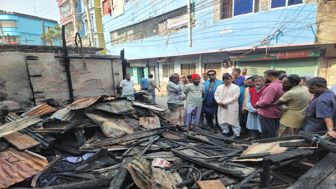 বরিশালে অগ্নিকাণ্ডে ক্ষতিগ্রস্তদের পাশে দাঁড়ালেন বিএনপি নেতা আবু নাসের মুহাম্মদ রহমাতুল্লাহ