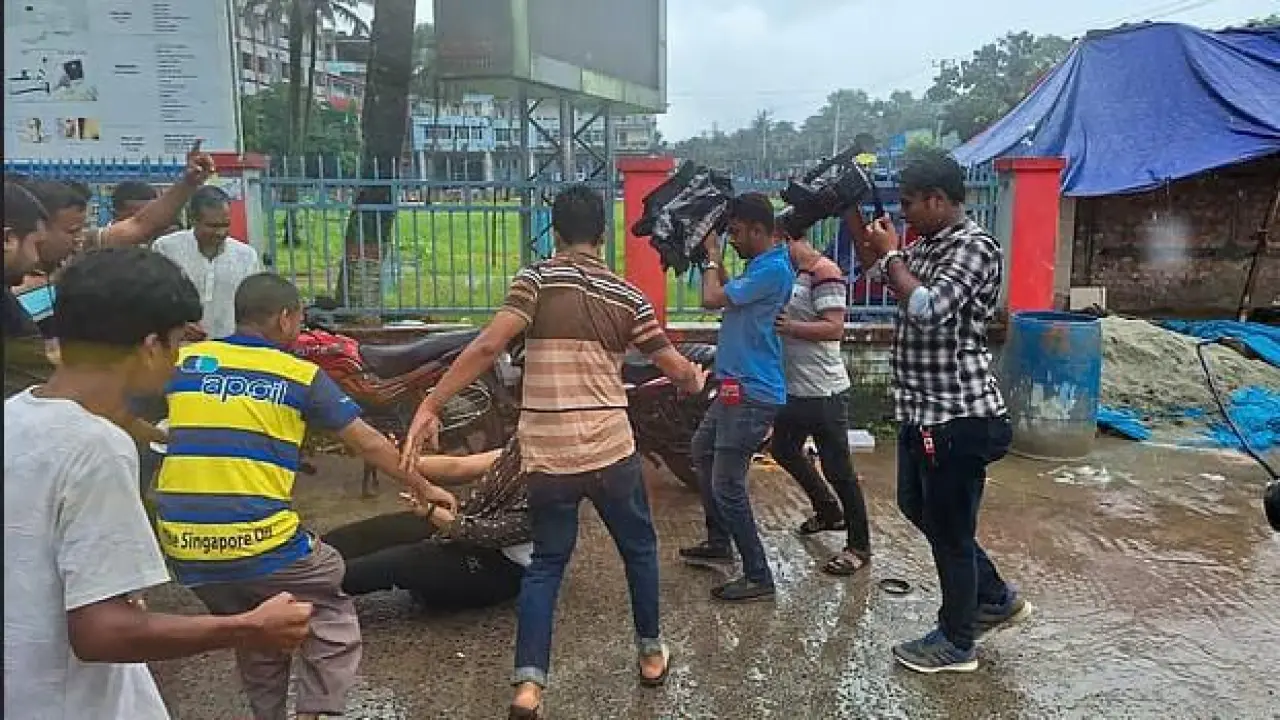 বরিশালে স্বাস্থ্য খাত সংস্কার আন্দোলনে শিক্ষার্থী ও শেবাচিম কর্মচারীদের সংঘর্ষ, অন্তত ২০ আহত