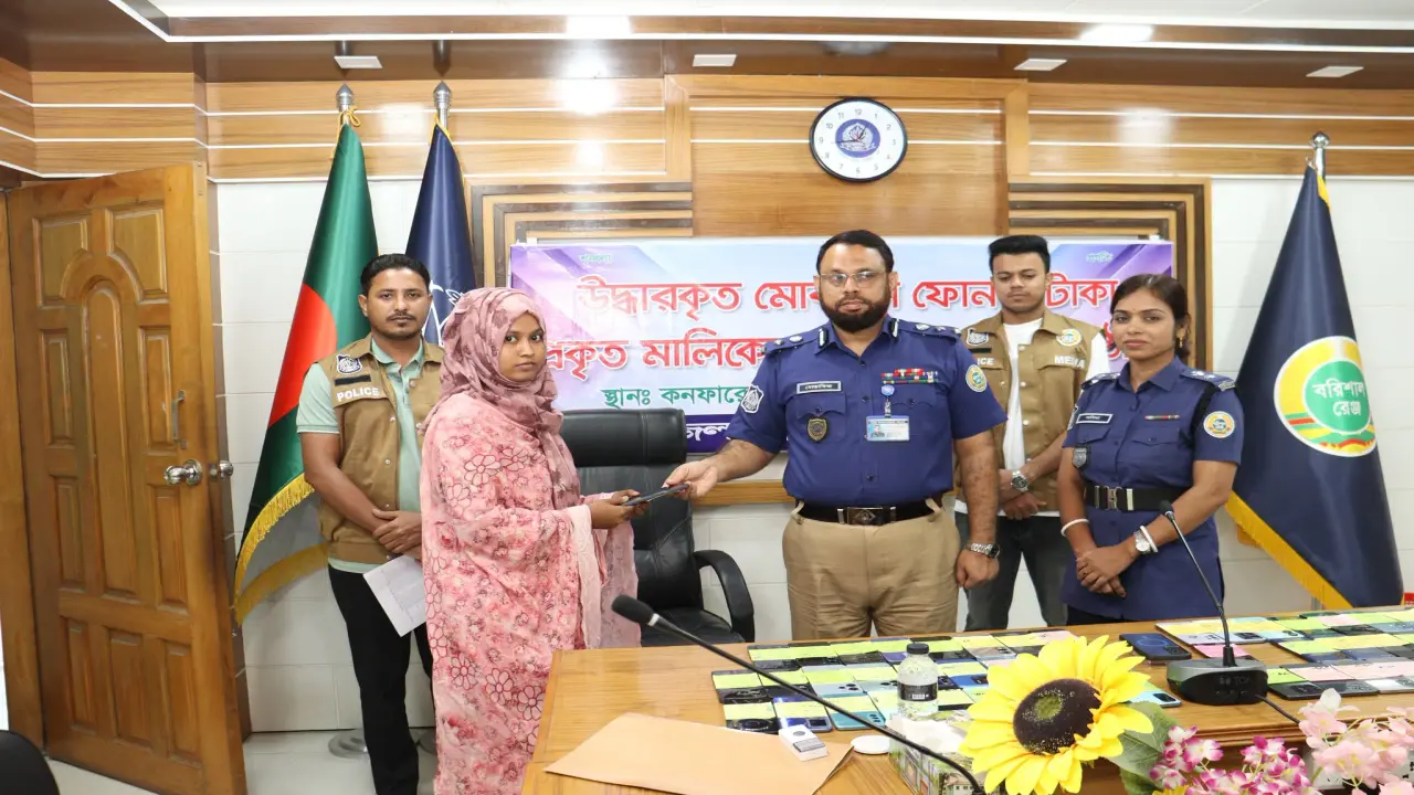 বরিশালে উদ্ধার ৬২ হারানো মোবাইল, প্রকৃত মালিকদের হাতে হস্তান্তর