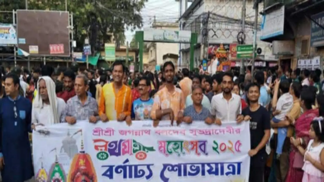 বরিশালে উৎসবমুখর পরিবেশে পালিত হয়েছে রথযাত্রা উদযাপন।