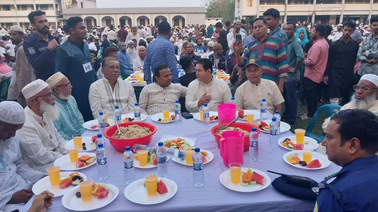 বরিশালের হিজলায় জাতীয়তাবাদী বিএনপির অঙ্গ সহযোগী সংগঠনের উদ্যোগে ইফতার ও দোয়া মাহফিল।