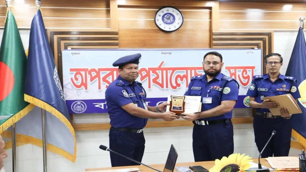 বরিশালের মেহেন্দিগঞ্জ থানা জেলার শ্রেষ্ঠ থানা মনোনীত, ওসি মমিন উদ্দিনকে সম্মাননা প্রদান।